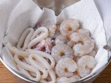Frittura di calamari e gamberi: Taglia e asciuga accuratamente
