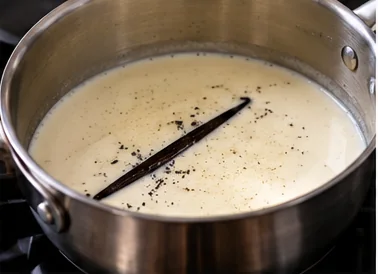 Panna cotta: Prepara la vaniglia e scalda la panna
