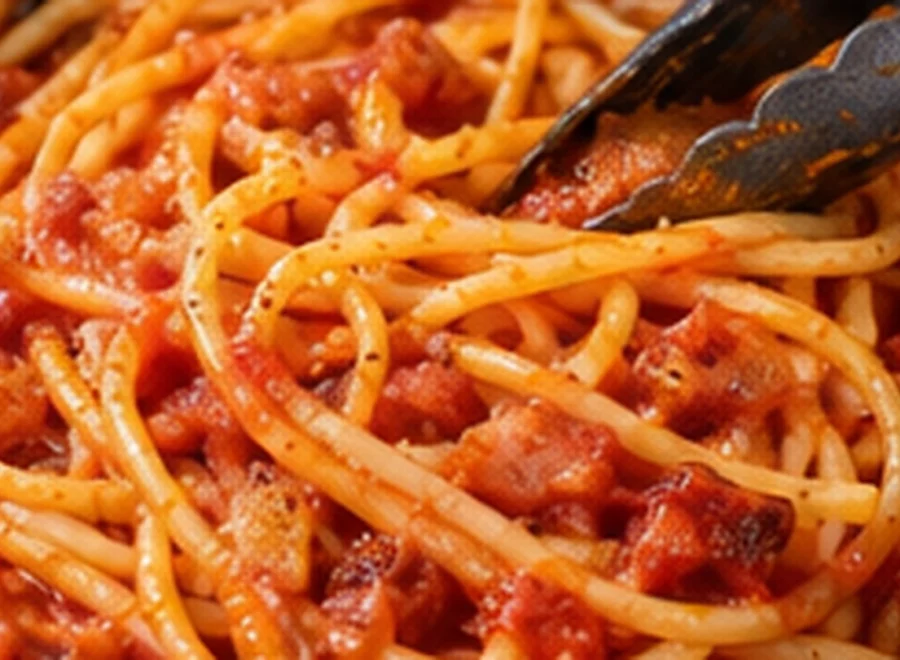 Spaghetti all'amatriciana: Amalgama con il sugo e completa col pecorino
